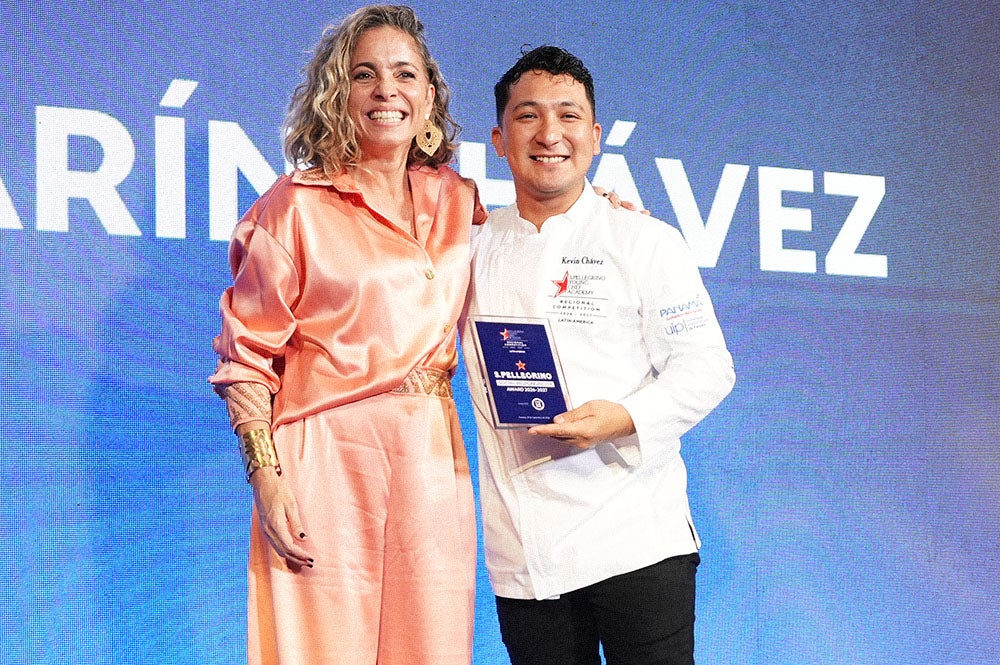Kevin Chavez Cazarin receiving his award