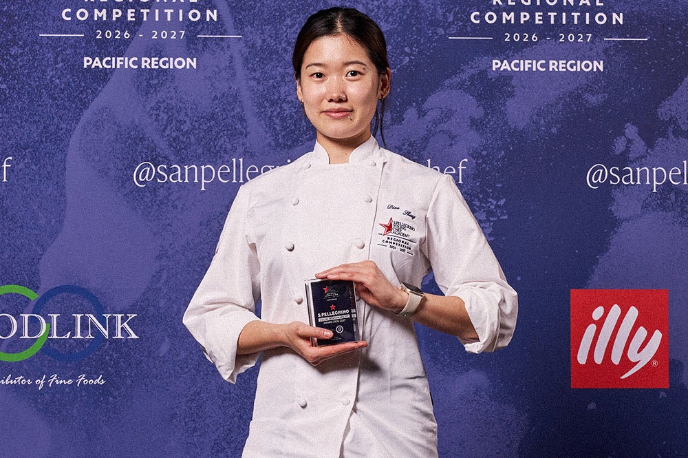 Dian Sheng with her award 